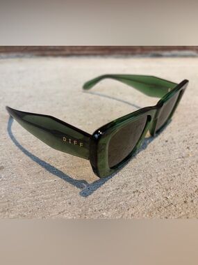 Diff Eyewear Green Cat-Eye Sunglasses for Women